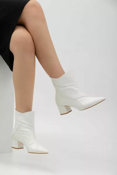 Stivali bianchi da donna dettagliati con motivo a linee