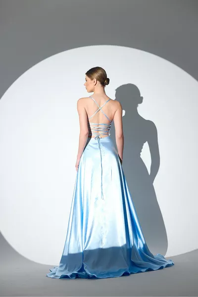 فستان أزرق ستان