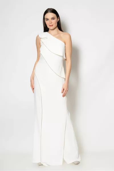 Abito da sera monospalla in crêpe con due strati di balze e righe di pietra sul colletto