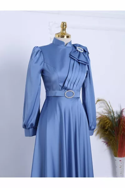 Satin-Abendkleid aus Satin mit Brosche und Schleife und Gürtel