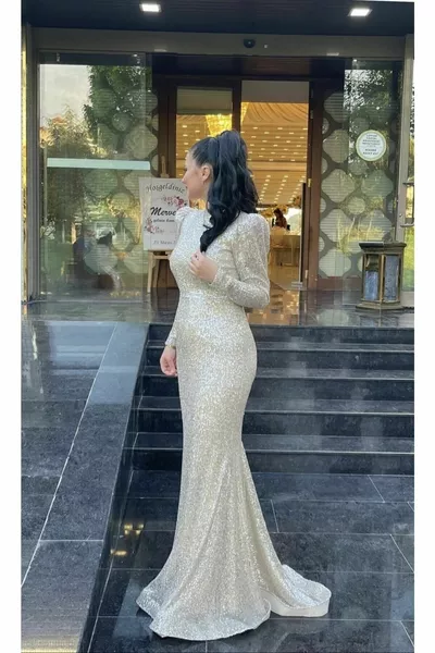 فستان سهرة بالترتر باللون البيج