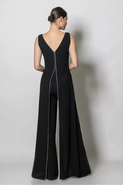 Гащеризон с каменни ивици по краищата