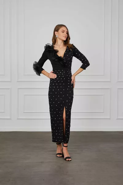 فستان سهرة أسود مع إكسسوارات حجرية الأورجانزا وتنورة خلفية تفاصيل شق 