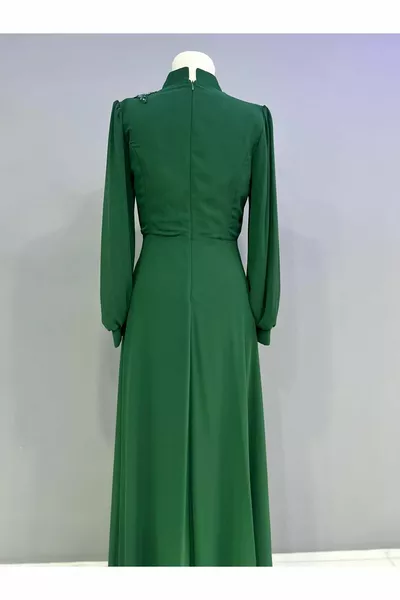 Smaragdgrünes Abendkleid mit Chiffonstein