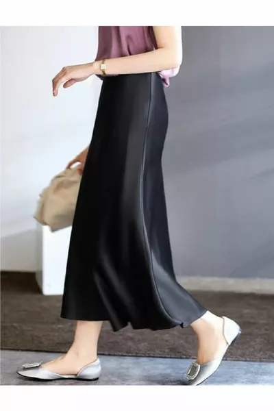 تنورة طويلة من الساتان اللامع