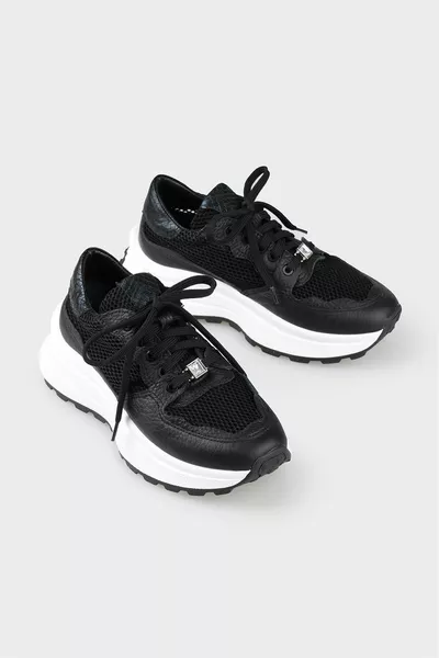 أحذية رياضية نسائية سوداء