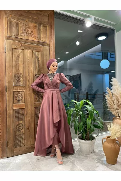 فساتين سهرة مطرزة بالحجر