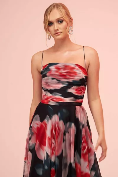 Schwarzes Imprägniertes Abendkleid mit Riemenschlitz