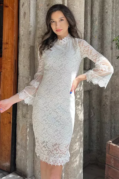 Crèmekleurige avondjurk met kanten mouwen en tule voor dames