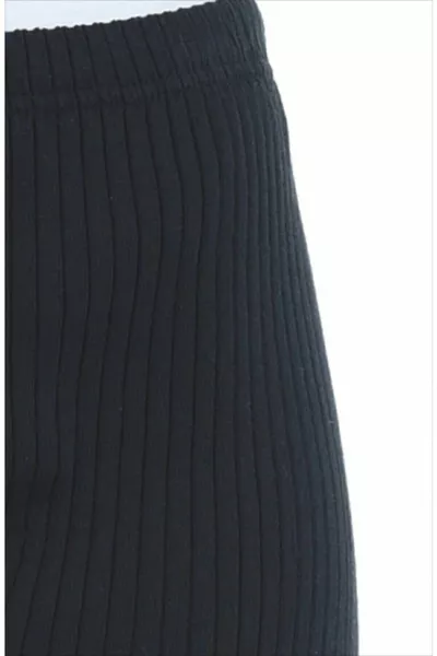 المرأة السراويل السوداء عارضة مضلعة