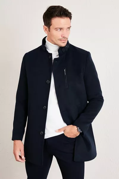 Cappotto da uomo in panno slim fit con collo alto e bottoni 