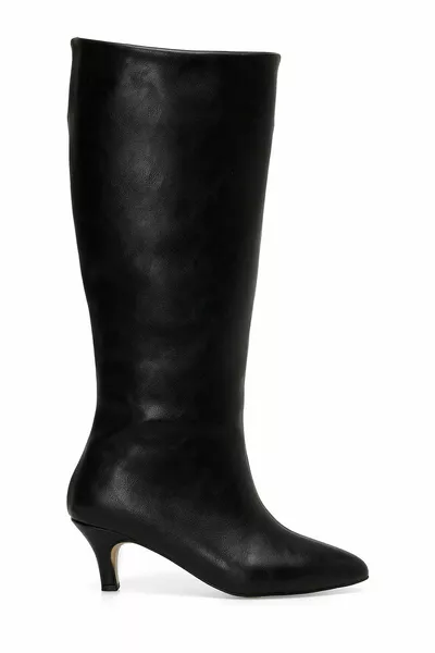 Черные женские сапоги на каблуке