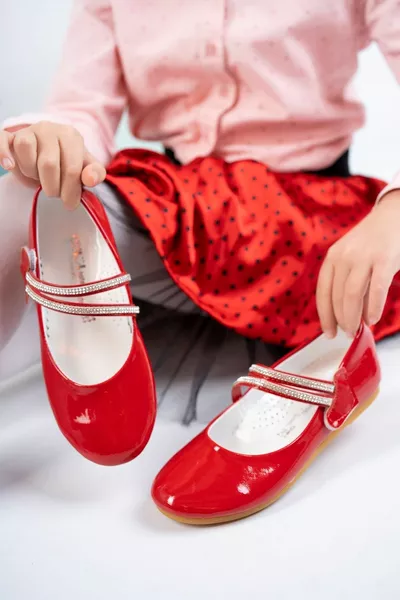 أحذية بنات حمراء مع خوذة شوكة