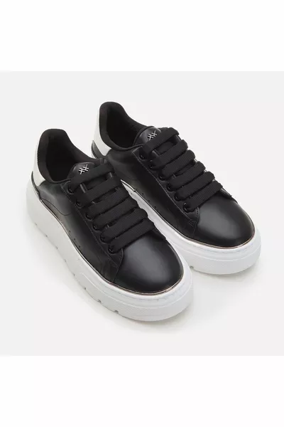 أحذية رياضية نسائية سوداء