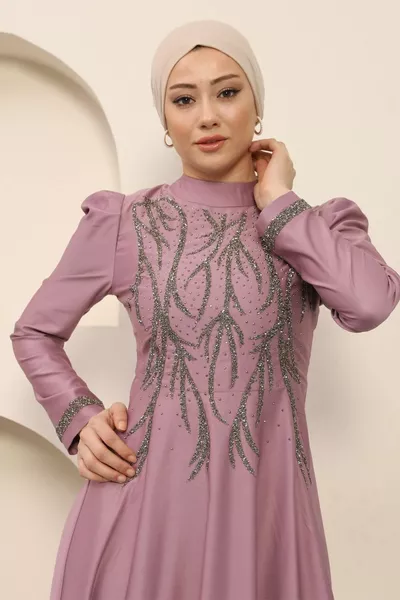 Каменна сатенена вечерна рокля люляк 