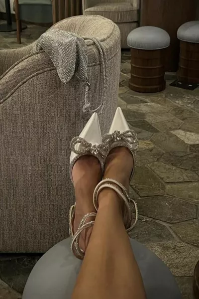 Женские серебряные атласные туфли на шпильке 8 см бант камень на щиколотке с острым носком вечерние туфли