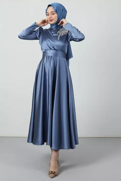 Abito da sera in raso indaco con pietre per le spalle