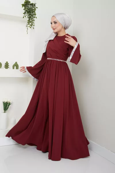 فستان سهرة كريب مع حزام من الحجر  بورجوندي