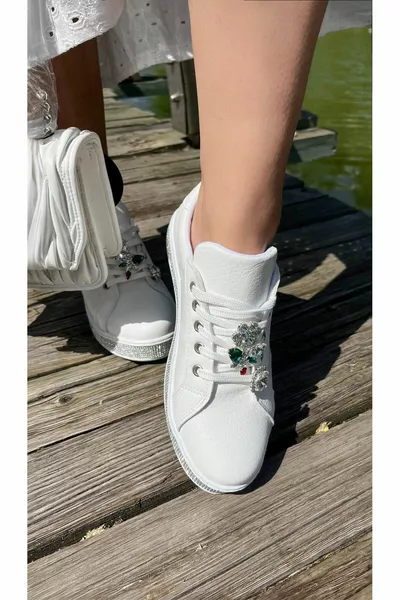 Sneakers mit Schmetterlingsstein und Details