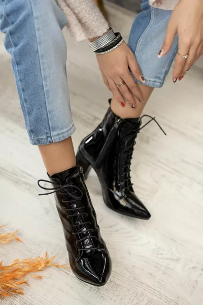 إليز وأشار اصبع القدم الدانتيل متابعة الأحذية عارضة