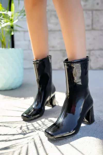 المرأة السوداء براءات الاختراع الجلود حادة اصبع القدم منتصف الأحذية ذات الكعب