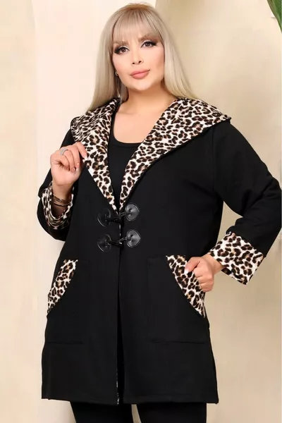 Lange Strickjacke mit Kapuze und Leopardenmuster und Umlegekragentaschen