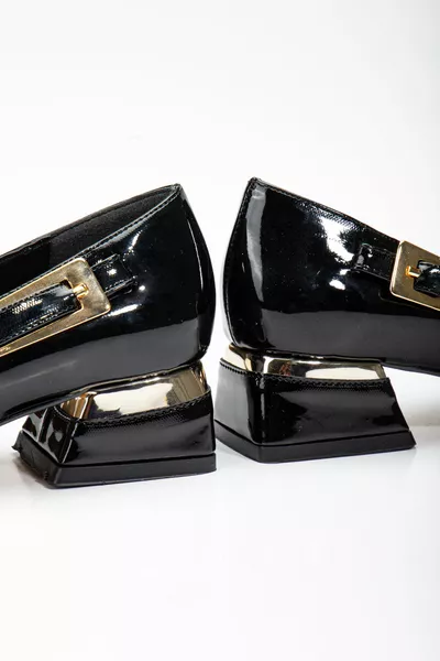 Ballerines basses élégantes pour femmes en cuir verni noir à dos fermé avec boucle latérale dorée