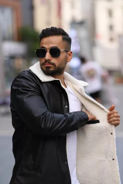 Blouson en cuir noir en fourrure pour homme