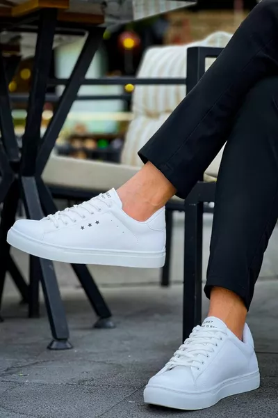 Weiße lässige Herrenschuhe mit hoher Sohle und Schnürung