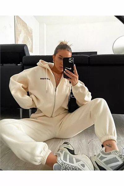 Первый комплект спортивного костюма с принтом