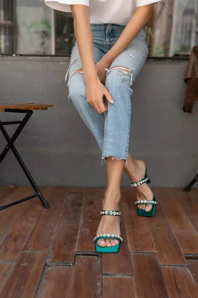 برانكو كعب نسائي بتفاصيل الحجر الأخضر