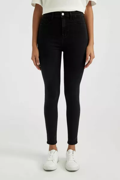 بنطلون طويل الخصر وطول الكاحل ضيق الساق جينز أساسي sp