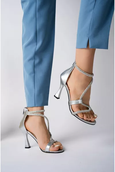 Goblet Heel Back Stone Silver Damensandalen mit Reißverschluss