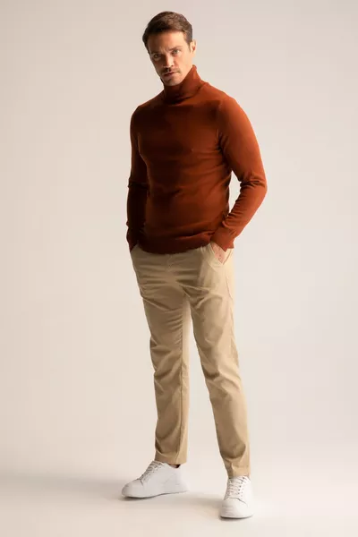 كنزة محبوكة بياقة سلحفاة ضيقة