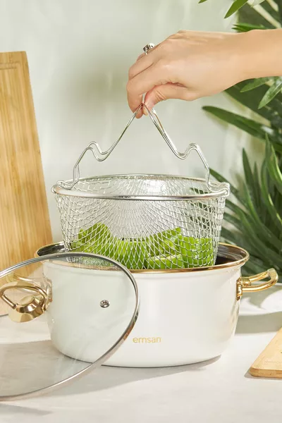 Nostalgischer Emaille-Bratentopf in Beige