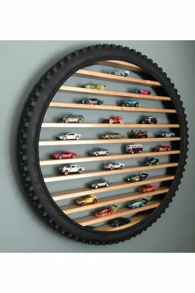 رف خشبي للجدار بعجلات لألعاب سيارات وموقف السيارات
