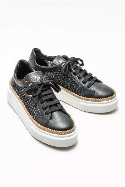 حذاء رياضي نسائي جلد أسود