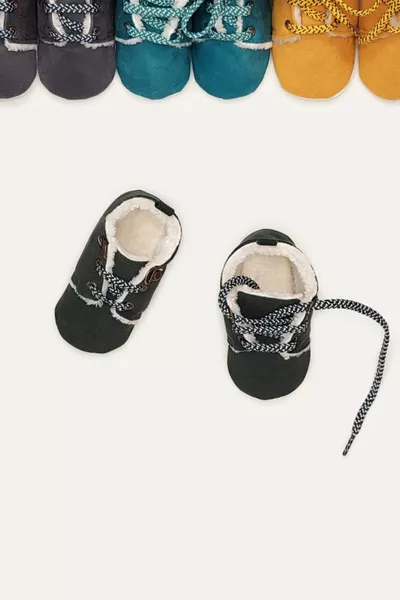 Меки меки бебешки ботуши с връзки