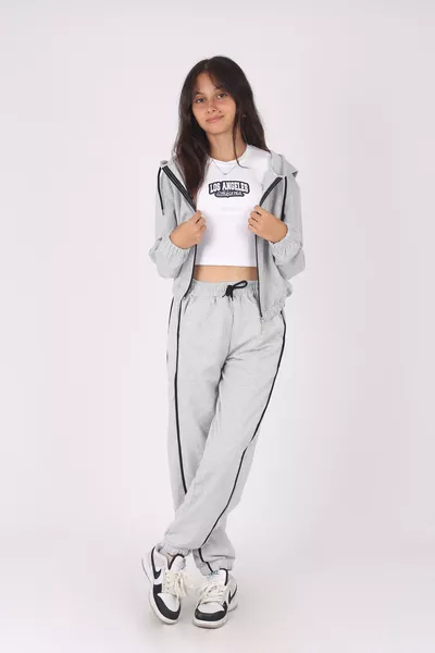 Giacca corta con cappuccio in 3 storie\T-shirt corta con sotto, set di tuta da donna con soffitte a corni