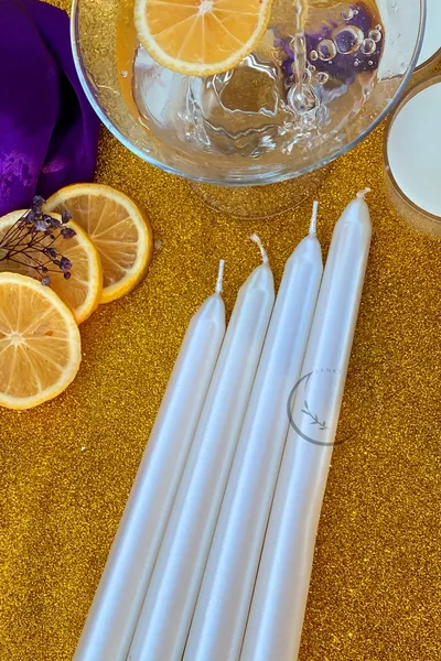 شموع شمعدان مخروطية فاخرة برائحة مميزة، لون أبيض لؤلؤي - مجموعة من 4