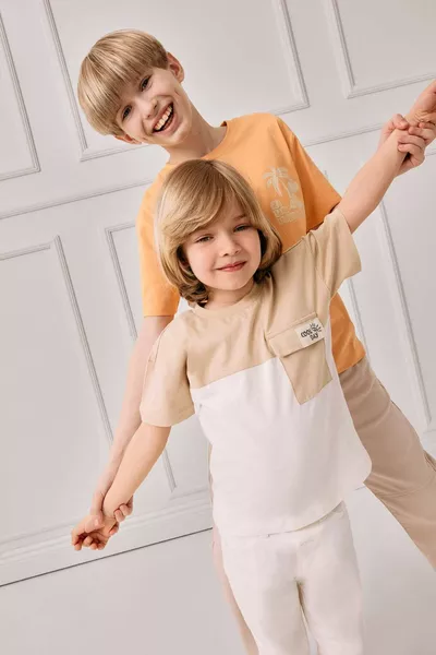 قميص صبي قصير الأكمام بياقة دائرية وبتصميم ألوان متباينة SM