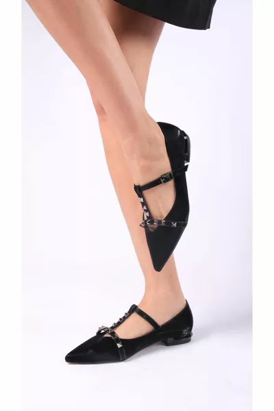 شقق الباليه السوداء - تصميم أنيق ، مقدمة مدببة ، تفاصيل معدنية ، مناسبة للاستخدام غير الرسمي والرسمي