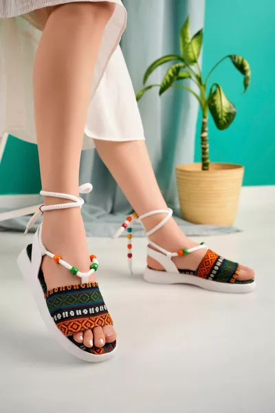 QUIN  Ethnisch gemusterte Knöchelwickelsandalen