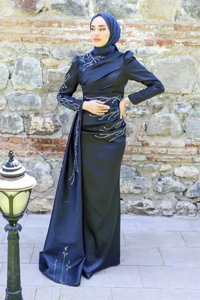 Sarıoğlu  Robe de soirée en satin à queue de pierre et de perles Bleu marine