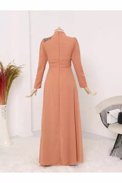 Robe de soirée drapée en mousseline de soie à pompons à épaules