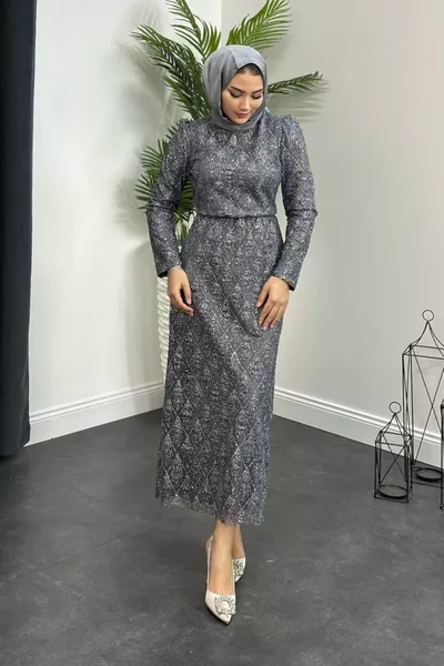 Geräucherte Bündel von Abendkleidern