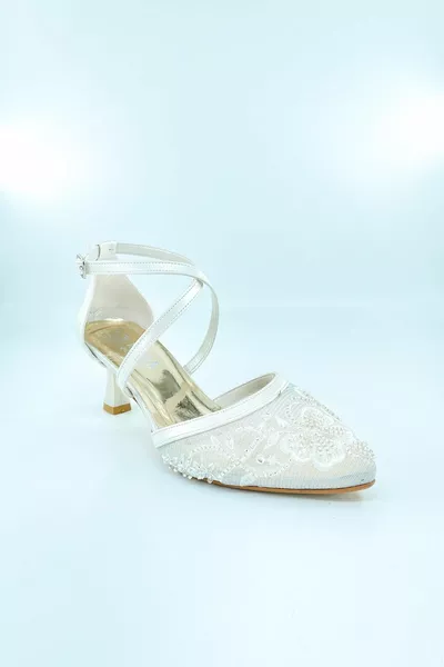 Perlenbesetztes Abendkleid mit Knöchelkrawatte Hochzeitskleid Schuhe