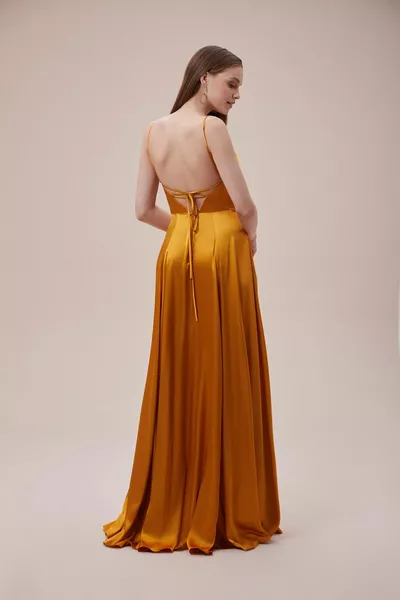 Senffarbenes langes Satinkleid mit dünnen Riemchen und Degaje-Kragen