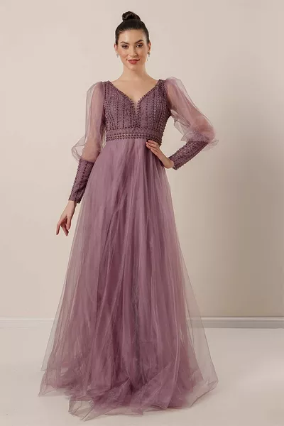 Предна задна с V-образно деколте от гипюрови мъниста детайлна подплатена дълга рокля от тюл люляк