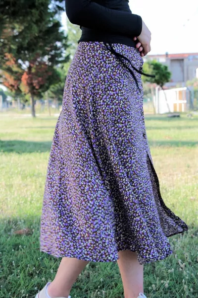 Лилава пола на флорални мотиви с цепки, закопчани отпред